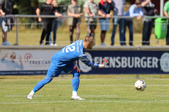 Fußball I Herren I Saison 2025-2026 I Verbandsliga Süd I 7. Spieltag I SV Schackendorf - SV Azadi Lübeck I 06.09.2025.040 | Przemyslaw Szymura (12, SV Azadi Lübeck) - Realisiert mit Pictrs.com
