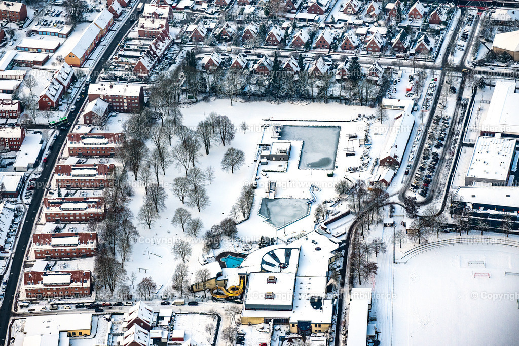 Stade_Camper_Höhe_Freibad_Solemio_Winter_Schnee_ELS_2793050126 | STADE 05.01.2026 Winterlich schneebedeckte Wasser- Rutsche am Schwimmbecken des Freibades Solemio Erlebnis- und Solebad in Stade im Bundesland Niedersachsen, Deutschland. // Wintry snowy waterslide on Swimming pool of the Solemio Erlebnis- and Solebad in Stade in the state Lower Saxony, Germany. Foto: Martin Elsen