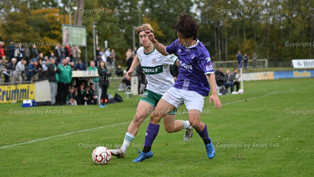 VfR Neumünster vs PSV Neumünster | Riku Deguchi (VfR #22) / Meiko Werner (PSV #15) - Fußball-Oberliga Männer 2024/2025 / VfR Neumünster vs PSV Neumünster / VfR-Stadion / Neumünster / 20.10.24 - Realisiert mit Pictrs.com