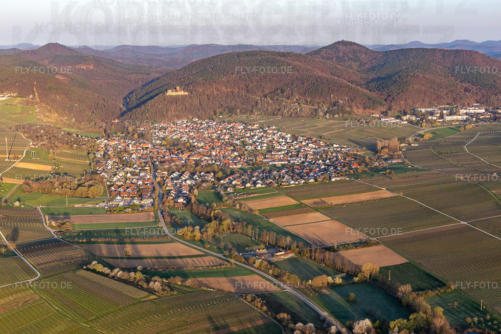 Klingbachtal in der Frühjahrsblüte am Haardtrand des Pfälzerwaldes | Luftbild: Klingbachtal in der Frühjahrsblüte am Haardtrand des Pfälzerwaldes in Klingenmünster im Bundesland Rheinland-Pfalz in Deutschland. Foto: IMG_126214.jpg vom 04.04.2021 durch ©2025 Werner Riehm fly-foto.de/copyright - Realisiert mit Pictrs.com
