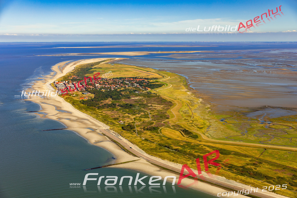 wangerooge-luftbild-22-2417 | Aktuelles Luftbild von  Wangerooge - Die Luftaufnahme wurde 2022 mittels UL-Flugzeug erstellt ( keine Drohne ) - hochauflösende Kamera-Systeme von  Canon -Beste Qualität - Für grossformatige Ausdrucke geeignet. Die Geschenkidee !