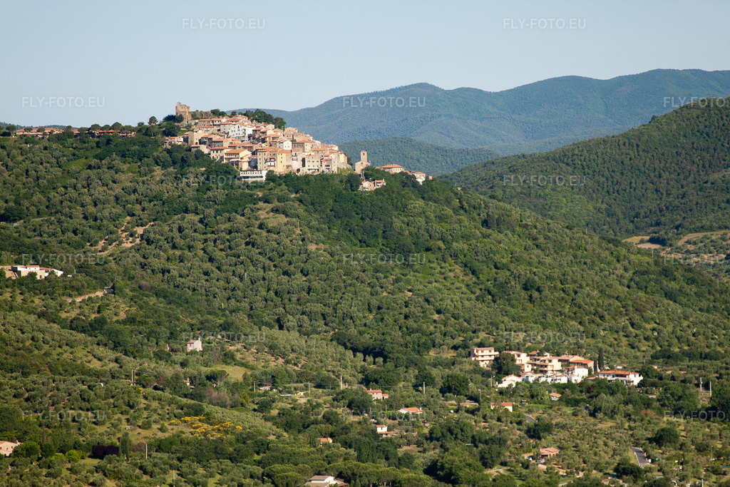 Vue aérienne: Vue de la ville à Buriano dans le département Toscane, Italie. Photo: IMG_28241.jpg prise le 01/06/2010 par Werner Riehm/FLY-FOTO.euRésolution de l'original: 4752 x 3168 px