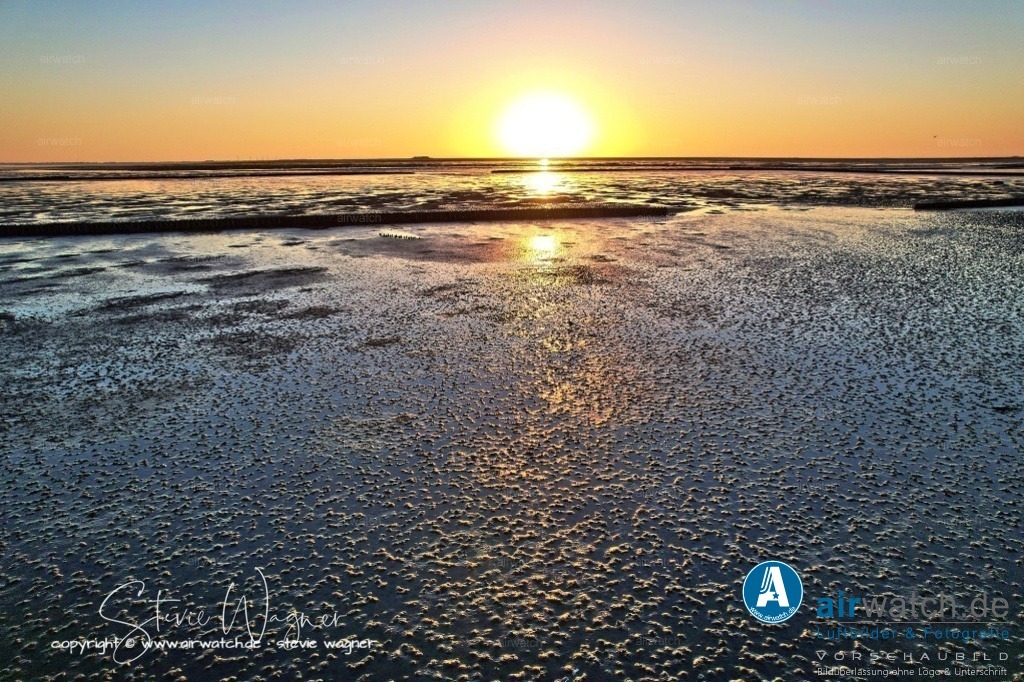 Nordsee, Nordfriesland, Beltringharderkoog, Luettmoorsee, Holmer Siel, Landgewinnung | Landgewinnung & Küstenschutz in Nordfriesland - Das Ziel der Landgewinnung in Nordfriesland ist es, neue Lebensräume für die Wattenmeer-Ökologie zu schaffen und den Küstenschutz zu unterstützen. Durch die Lahnungsfelder kann das Meer auch wieder Land entwenden, das es in der Vergangenheit genommen hat. Dieser Prozess ist jedoch langsam und naturnah und wird von der menschlichen Tätigkeit unterstützt, aber nicht beeinflusst.