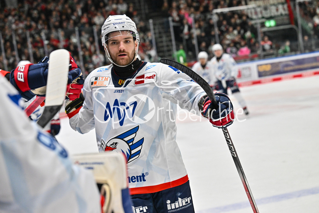 Augsburger Panther - Adler Mannheim | Jubel der Mannheimer nach dem Treffer zum 1-3 durch Kris BENNETT (Adler Mannheim 21) / Freude / Happy / Tor / Torschuezte / DEL: Augsburger Panther - Adler Mannheim, Curt Frenzel Stadion am 16.02.2025