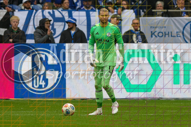 05.04.2026, GER, Fussball, Herren, 2. BL, Saison 2025/2026, FC Schalke 04 - Karlsruher SC | Loris Karius (S04) in Aktion am Ball, Einzelaktion 