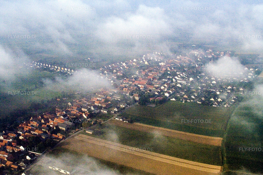 Luftbild: Ort uinter tiefen Wolken in Freckenfeld im Bundesland Rheinland-Pfalz in Deutschland. Foto: IMG_3946.jpg vom 16.09.2006 durch Werner Riehm/FLY-FOTO.de