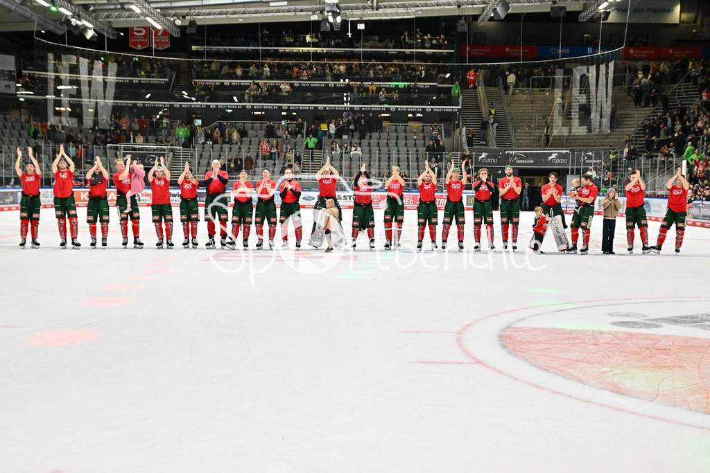 Augsburger Panther - Löwen Frankfurt | Die Spieler des AEV feiern zusammen mit den Fans den Heimsieg gegen Frankfurt / DEL: Augsburger Panther - Löwen Frankfurt, Curt Frenzel Stadiom am 11.10.2024