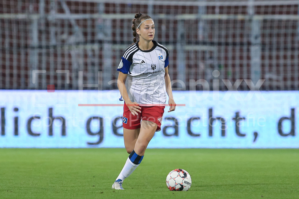 Fussball, DFB-Pokal Frauen, FC St. Pauli - Hamburger SV | v.li.: Emilia Hirche (Hamburger SV, 20) Freisteller, Einzelbild, Ganzkörper, Aktion, Action, Spielszene, DIE DFB-RICHTLINIEN UNTERSAGEN JEGLICHE NUTZUNG VON FOTOS ALS SEQUENZBILDER UND/ODER VIDEOÄHNLICHE FOTOSTRECKEN. DFB REGULATIONS PROHIBIT ANY USE OF PHOTOGRAPHS AS IMAGE SEQUENCES AND/OR QUASI-VIDEO.