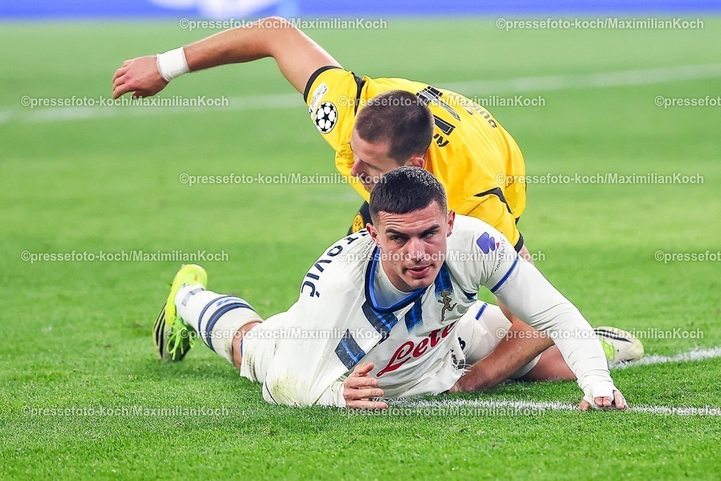 UCL17022601075 | 17.02.2026, Fußball, UEFA Champions League, Borussia Dortmund - Atalanta Bergamo, BVB Stadion, Play-Offs Hinspiel, Saison 2025 2026: Waldemar Anton&nbsp;(BVB #03) liegt im Strafraum auf Nikola Krstovic&nbsp;(Atalanta Bergamo #90) auf dem Boden Regulations prohibit any use of photographs as image sequences and or quasi-video.
