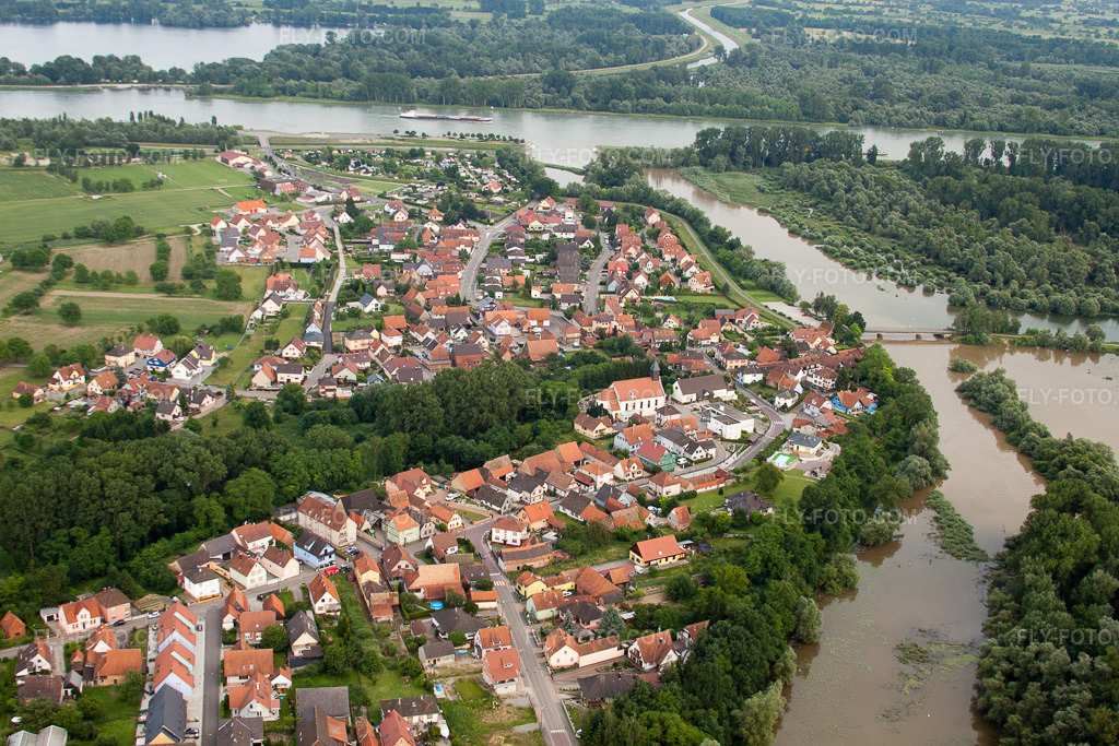 Aerial view: View of the town in Munchhausen in the state Bas-Rhin, France.Photo: IMG_28763.jpg taken on 06/14/2010 by Werner Riehm/FLY-FOTO.comResolution of the original: 4752 x 3168 px