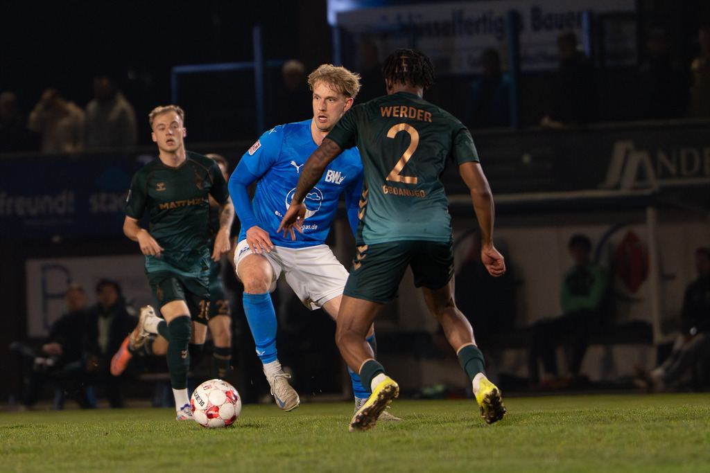 Fußball I Herren I Saison 2025-2026 I Regionalliga Nord I 25. Spieltag I TuS Blau-Weiß Lohne - Werder Bremen II I 6398 | jns.sportfotos - Realisiert mit Pictrs.com
