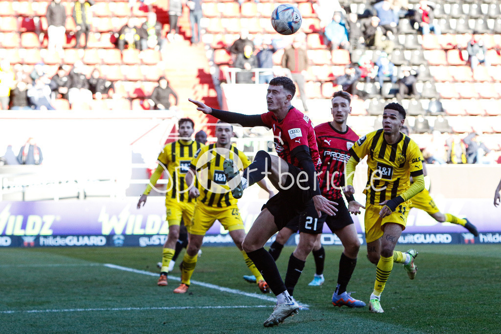 FC Ingolstadt - Borussia Dortmund Amateure | Calvin Marc BRACKELMANN (FCI #17) kann den Ball nicht kontrollieren / DFL REGULATIONS PROHIBIT ANY USE OF PHOTOGRAPHS AS IMAGE SEQUENCES AND/OR QUASI-VIDEO