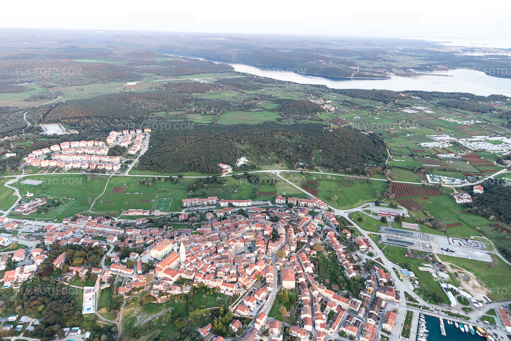 Aerial view: View of the town in Vrsar in the state Gespanschaft Istrien, Croatia. – Photo: IMG_106216.jpg taken on 04/13/2018 by Werner Riehm/FLY-FOTO.com – Resolution of the original: 5472 x 3648 px