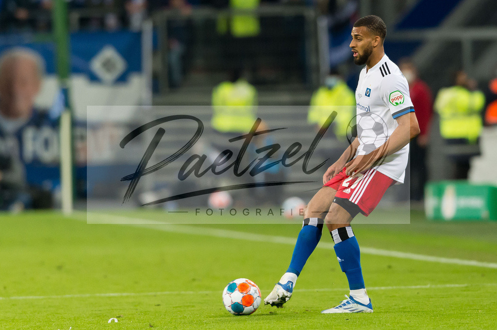 HSVSCF20220419_091 | Fussball, Herren: Josha Vagnoman (Hamburger SV) in Aktion, am Ball, Einzelaktion beim DFB-Pokal-Halbfinalspiel zwischen Hamburger SV und SC Freiburg im Volksparkstadion am 19.04.2022 in Hamburg, Deutschland.DFB / DFL REGULATIONS PROHIBIT ANY USE OF PHOTOGRAPHS AS IMAGE SEQUENCES AND/OR QUASI-VIDEO. - Realisiert mit Pictrs.com