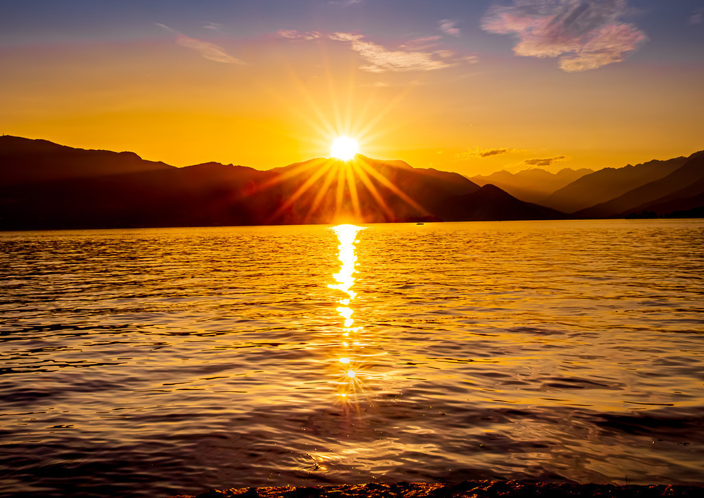MPI_Wasser_0004 | Sonnenuntergang am Lago Maggiore bei Laveno - Realisiert mit Pictrs.com