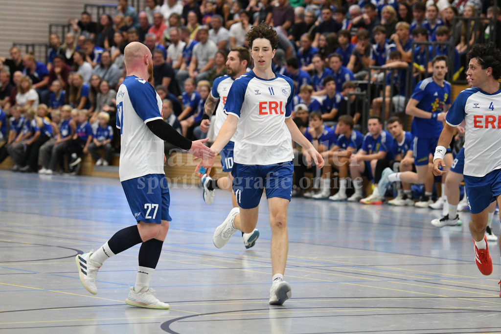 HC Deggendorf : SSG Metten | Julian Brumbi  (HC Deggendorf) wird von Michel Poek   (HC Deggendorf) für eine tolle Leistung beglückwünscht - Realisiert mit Pictrs.com