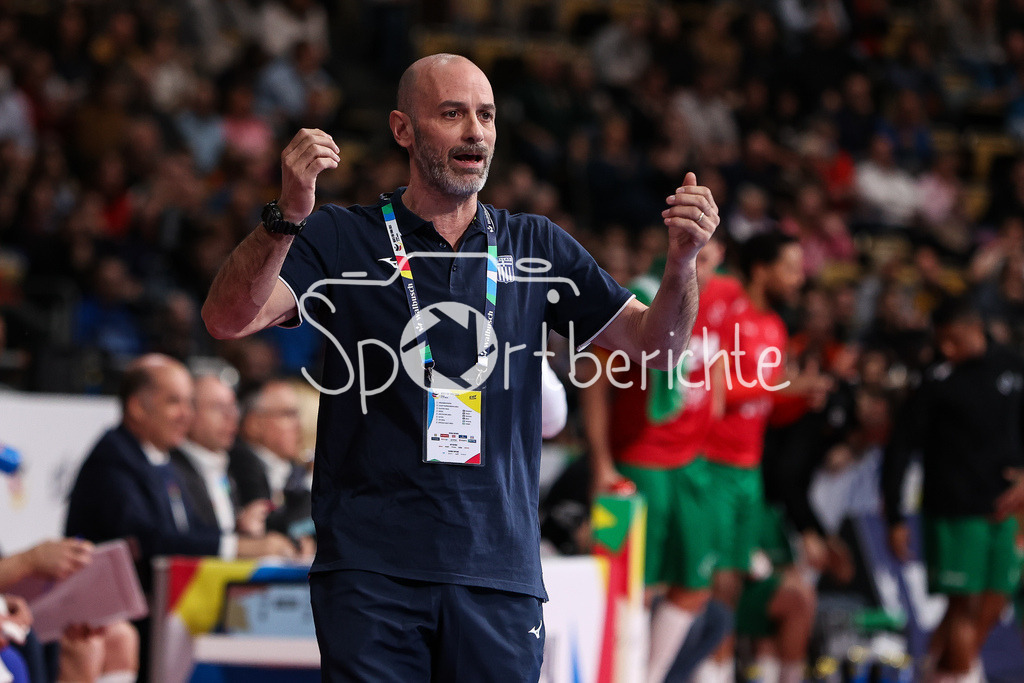 Portugal - Griechenland | Griechenlands Trainer Georgios ZARVINAS in Aktion / Freisteller / Einzelfoto