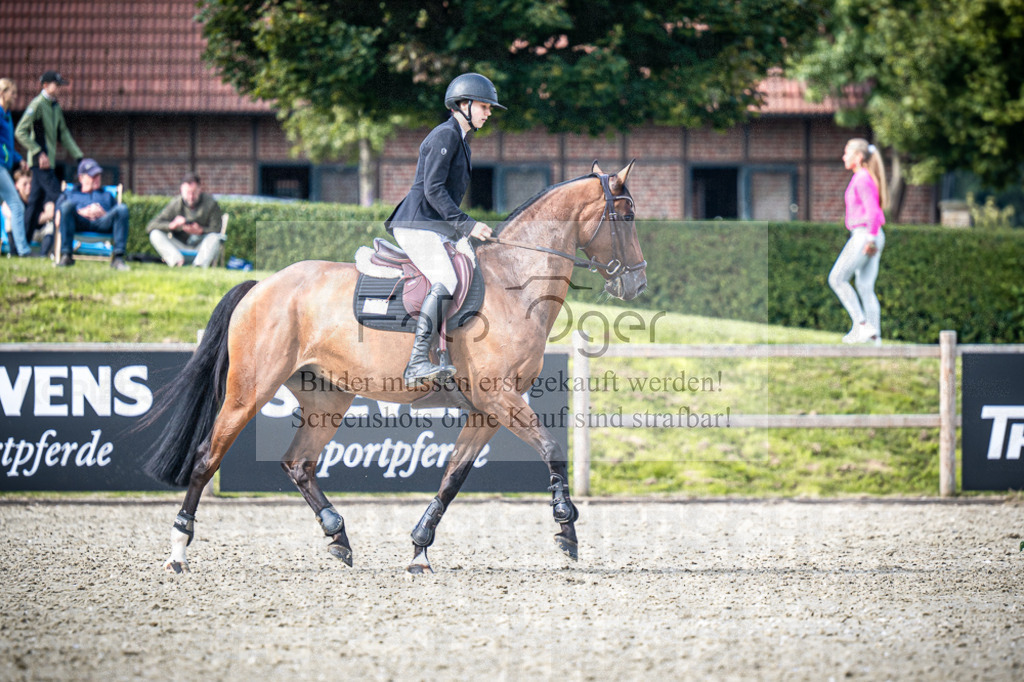 DOS_7584 | Entdecke hochwertige Reitturnierfotos von Foto Oger. Professionell, emotional und authentisch – jetzt Lieblingsmomente im Shop bestellen.Deutschlandweite Turnierfotografie. - Realisiert mit Pictrs.com