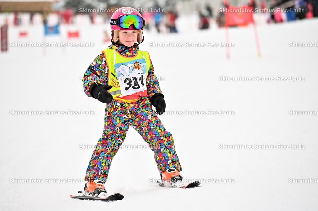SRF_20.02.2026_0141 | Skirennfotos,Serfaus,Fiss,Ladis,Kinderskirennen,Winter,Tirol,Oberland,skirace,SFL,feelfree,weil wir's genießen,ski,Ski,skifahren,Sonnenplateau, - Realisiert mit Pictrs.com