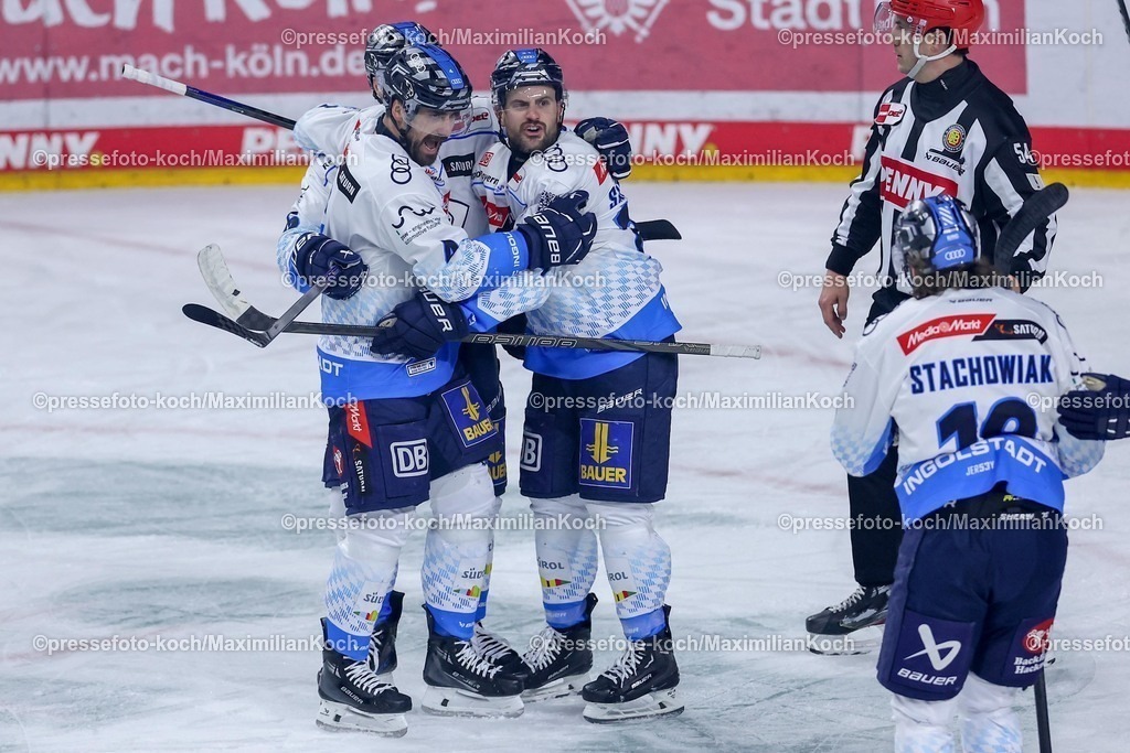 KEC1404251021 | 14.04.2025, Eishockey, DEL Play-offs, Kölner Haie - ERC Ingolstadt, Halbfinale Spiel 6, Lanxess-Arena Köln: Torjubel nach dem Tor zum 2:0 durch Torschütze Wayne Simpson (ERC Ingolstadt #21) 