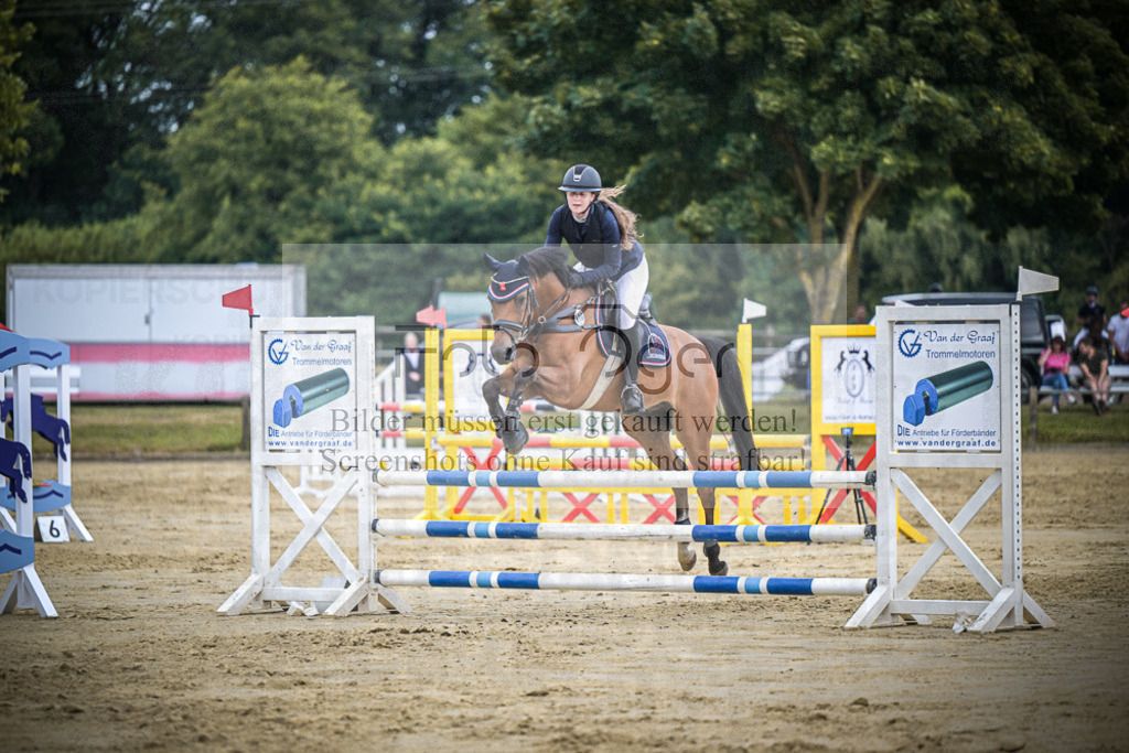 DOS_8186 | Entdecke hochwertige Reitturnierfotos von Foto Oger. Professionell, emotional und authentisch – jetzt Lieblingsmomente im Shop bestellen. - Realisiert mit Pictrs.com