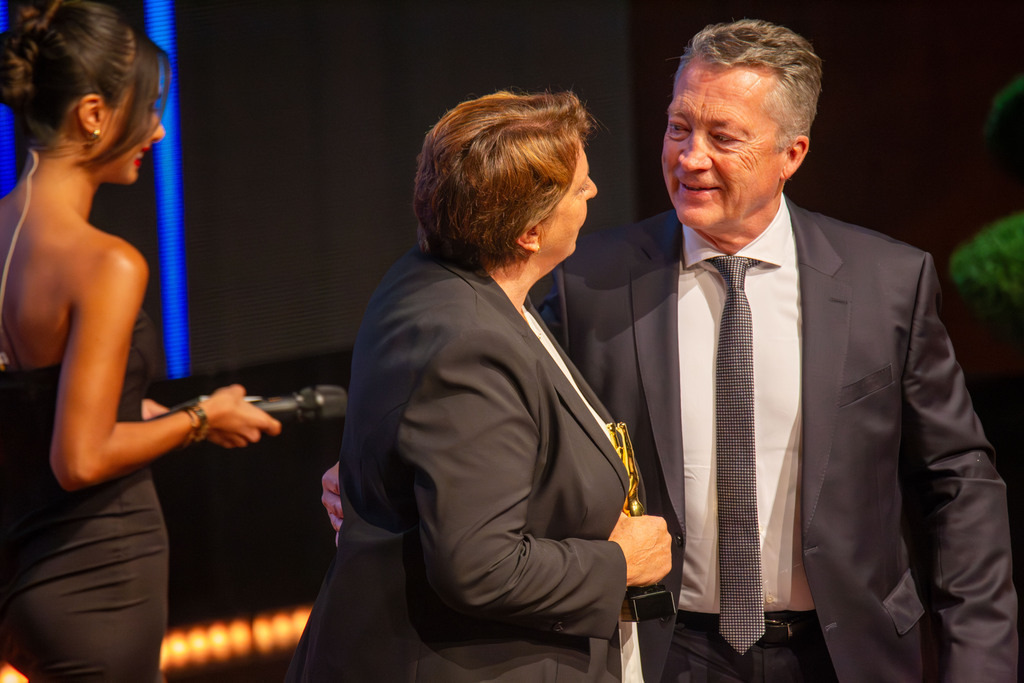 Rosengarten Mannheim: Award-Night 2024 / Sport Award Rhein-Neckar. Bild: Harold Kreis, Bundestrainer der deutschen Eishockey-Nationalmannschaft übergibt Iris Manke-Reimers, Trainerin der Olympiasiegerin Yemisi Ogunleye, ihren Preis | Rosengarten Mannheim: Award-Night 2024 / Sport Award Rhein-Neckar. Bild: Harold Kreis, Bundestrainer der deutschen Eishockey-Nationalmannschaft übergibt Iris Manke-Reimers, Trainerin der Olympiasiegerin Yemisi Ogunleye, ihren Preis - Realisiert mit Pictrs.com