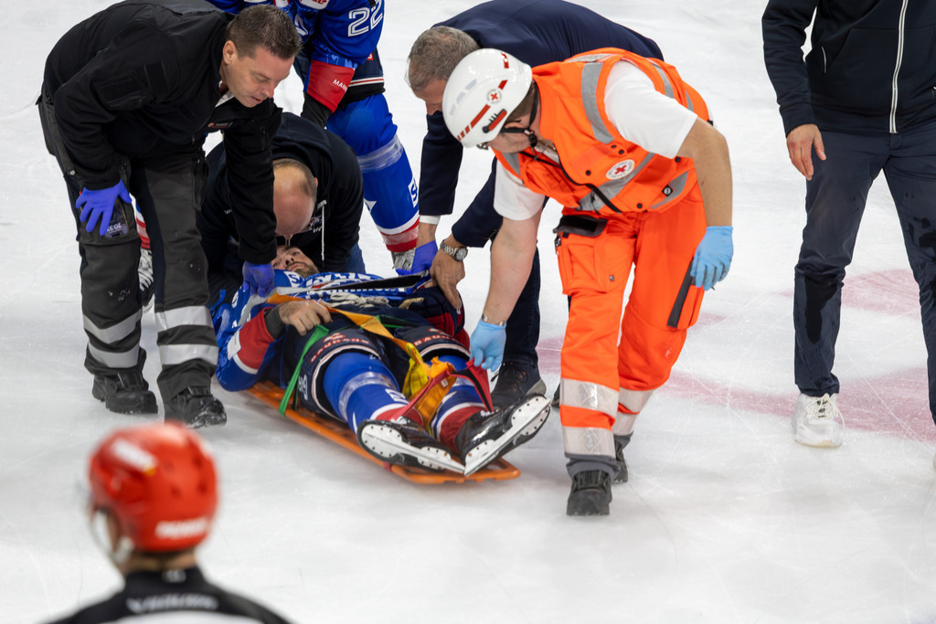 DEL, Deutsche Eishockey Liga Saison 2025/26, 3. Spieltag: Adler Mannheim gegen Eisbären Berlin***Bild: Der verletzte Luke Esposito (19, Mannheim) wird vom Eis gebracht | DEL, Deutsche Eishockey Liga Saison 2025/26, 3. Spieltag: Adler Mannheim gegen Eisbären Berlin***Bild: Der verletzte Luke Esposito (19, Mannheim) wird vom Eis gebracht - Realisiert mit Pictrs.com