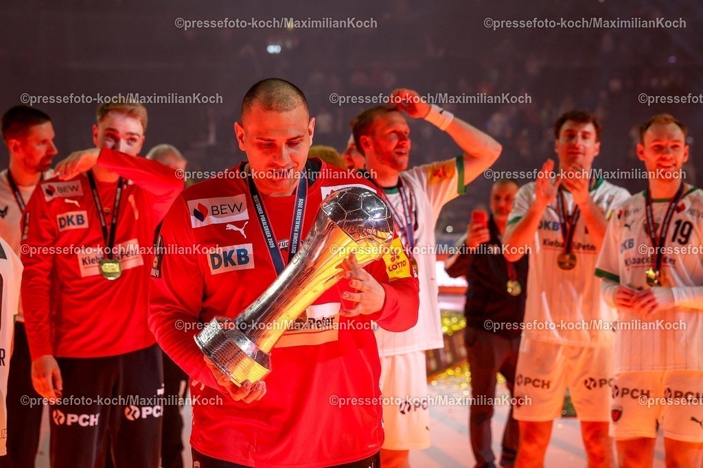 xSSCx19042602059 | 19.04.2026, xsscx, Handball, DHB-Pokal Lidl Final4, Finale, Füchse Berlin - Bergischer HC, Saison 2025 / 2026 Herren, Lanxess Arena, Köln: Die Mannschaft der Füchse Berlin feiert den Sieg im DHB-Pokal, Dejan Milosavljev (Füchse Berlin #96) Photo: xSandraxScherningxPressefotoKochx