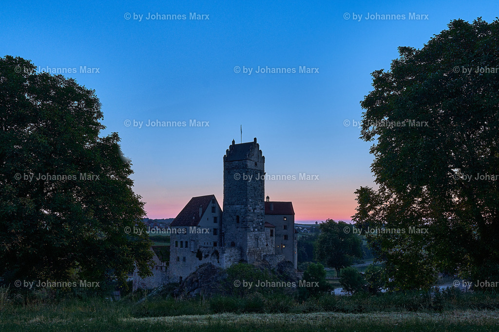 Wenn aus der Nacht ein Tag wird an der Burg Katzenstein | Professionelle Landschaftsfotografie, Inneneinrichtung, Kunst für Ihre Wohnung, Kanzlei, Praxis oder als Geschenk. Aussuchen und einfach liefern lassen. Raumgestaltungsberatung auf Anfrage. - Realisiert mit Pictrs.com