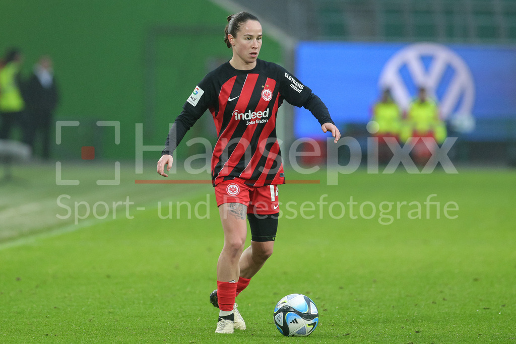 Fussball, Google Pixel Frauen-Bundesliga, VfL Wolfsburg - Eintracht Frankfurt | v.li.: Geraldine Reuteler (Eintracht Frankfurt, 14) am Ball, Freisteller, Einzelbild, Ganzkörper, Aktion, Action, Spielszene, DIE DFB-RICHTLINIEN UNTERSAGEN JEGLICHE NUTZUNG VON FOTOS ALS SEQUENZBILDER UND/ODER VIDEOÄHNLICHE FOTOSTRECKEN. DFB REGULATIONS PROHIBIT ANY USE OF PHOTOGRAPHS AS IMAGE SEQUENCES AND/OR QUASI-VIDEO.
