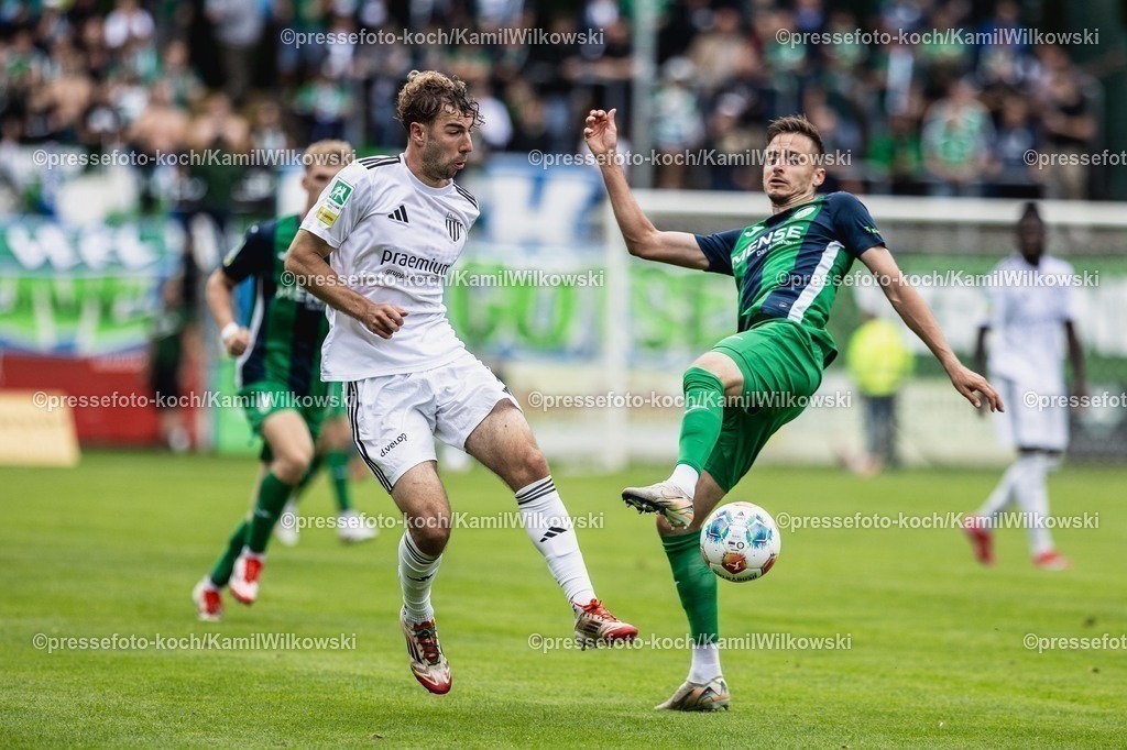 xKWI02082501048 | 02.08.2025, xkwix, Fußball, Regionalliga West, FC Gütersloh - 1. FC Bocholt, Ohlendorf Stadion im Heidewald: Patrik Twardzik ( FC Gütersloh #18 ) im Zweikampf gegen Maximilian Adamski (1.FC Bocholt #11) 