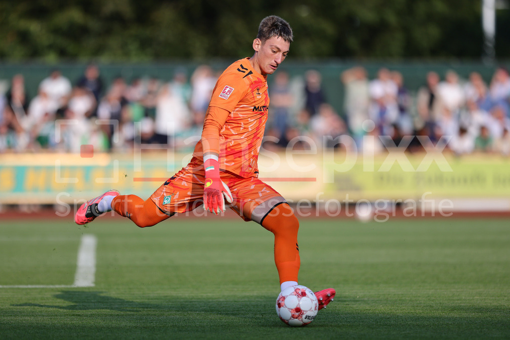 Fussball, Regionalliga Nord, SV Werder Bremen II - VfB Oldenburg | Stefan Smarkalev (Torhüter, Torwart, SV Werder Bremen II, 1) am Ball, Freisteller, Einzelbild, Ganzkörper, Aktion, Action, Spielszene