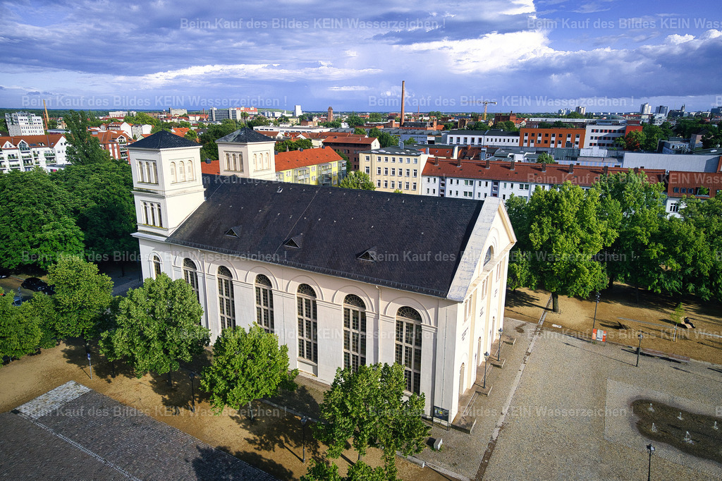 Magdeburg_Luftbild_Nikolaikirche_Platz_Neustadt_0041_GEN | Zum Abschluss unseres Rundflugs über die Alte Neustadt werfen wir noch einen Blick auf den neu gestalteten Nicolaiplatz. Die Nicolaikirche prägt das Bild dieses Quartiers seit vielen Generationen. Gemeinsam mit den neu gestalteten Freiflächen zeigt sie, wie sich die Alte Neustadt in den vergangenen Jahren... auch ihr Stadtbild... verändert hat. - Realisiert mit Pictrs.com
