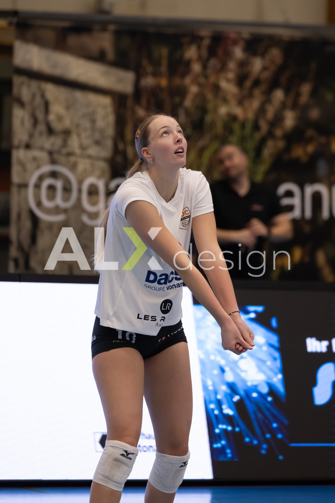 Volleyball I Frauen I Saison 2025-2026 I Volleyball NLA | Women I Round 16 I VC Kanti Schaffhausen - Viteos NUC I 31.01.2026 | 10 Bovet Julie (CH) (Viteos NUC) – Außenangriff - Realisiert mit Pictrs.com