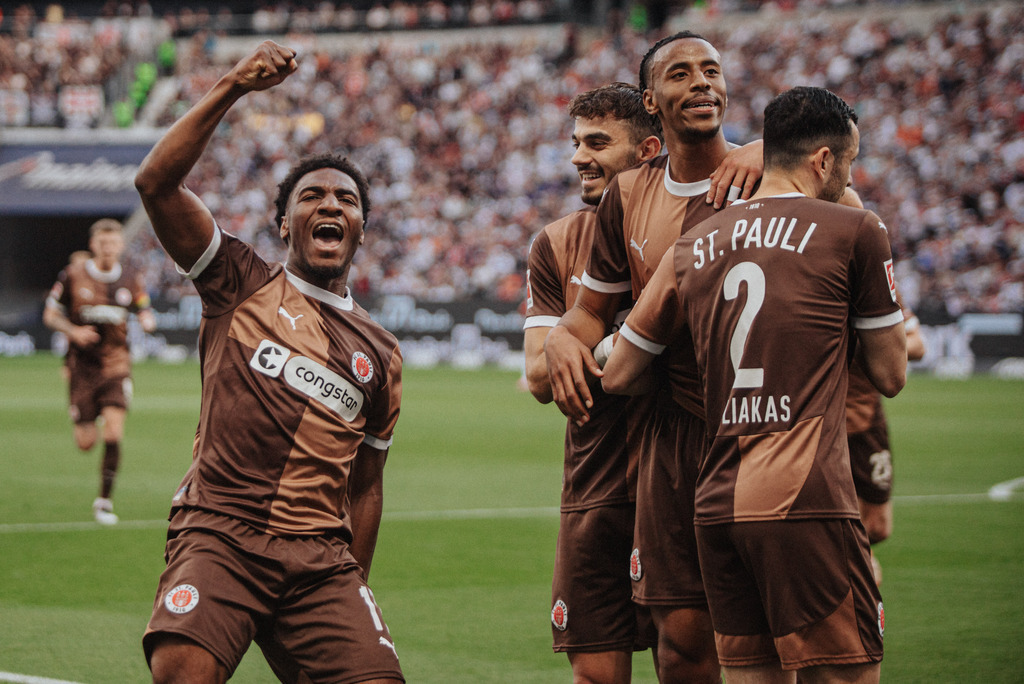 IMG_1668 | Der offizielle Shop für FC St. Pauli Fotos. Wähle aus Spielszenen & Fanmomenten dein FCSP Wunschformat. Wir liefern Millerntor-Atmosphäre.