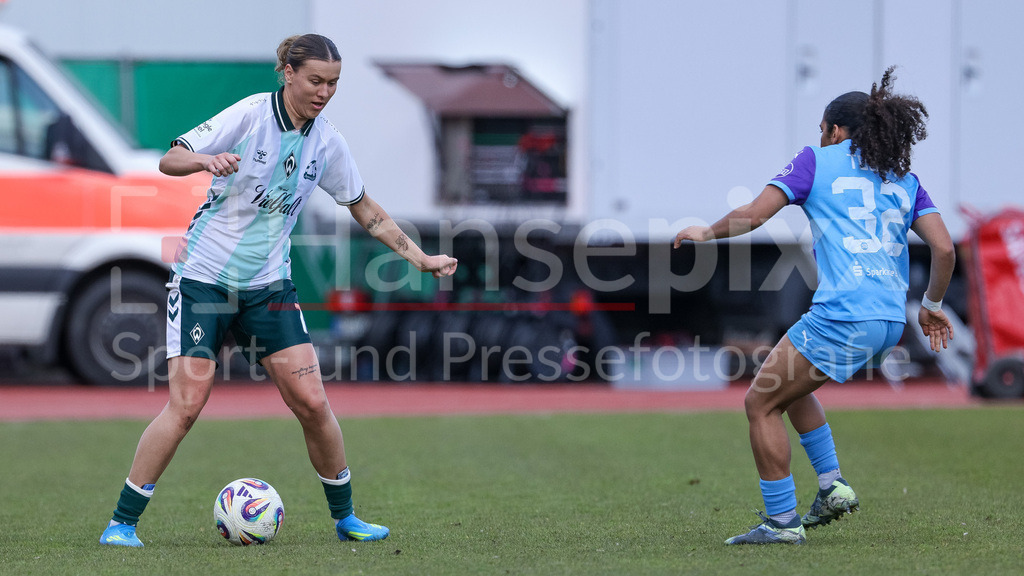 Fussball, Google Pixel Frauen-Bundesliga, SV Werder Bremen - SGS Essen | v.li.: Larissa Mühlhaus (SV Werder Bremen, 7) und Ella Touon (SGS Essen, 32) im Zweikampf, Duell, Dynamik, Aktion, Action, Spielszene, DIE DFB-RICHTLINIEN UNTERSAGEN JEGLICHE NUTZUNG VON FOTOS ALS SEQUENZBILDER UND/ODER VIDEOÄHNLICHE FOTOSTRECKEN. DFB REGULATIONS PROHIBIT ANY USE OF PHOTOGRAPHS AS IMAGE SEQUENCES AND/OR QUASI-VIDEO.
