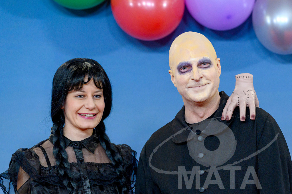 _DWA1252 | CSU-Generalsekretär Martin Huber und seine Gattin Katrin (links) bei der TV-Sendung Fastnacht in Franken 2024. Veitshöchheim, 02.02.2024 Bayern Deutschland - Realisiert mit Pictrs.com