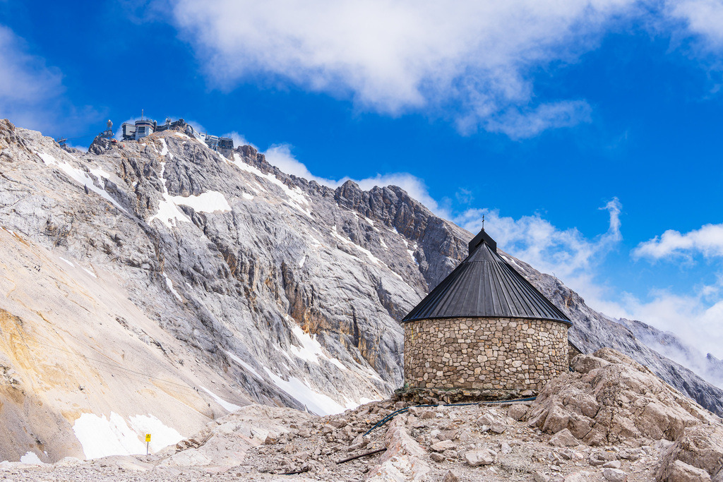 Die Kapelle Mariä Heimsuchung auf dem Zugspitzplatt bei Garmisch-Partenkirchen in Bayern | Die Kapelle Mariä Heimsuchung auf dem Zugspitzplatt bei Garmisch-Partenkirchen in Bayern.