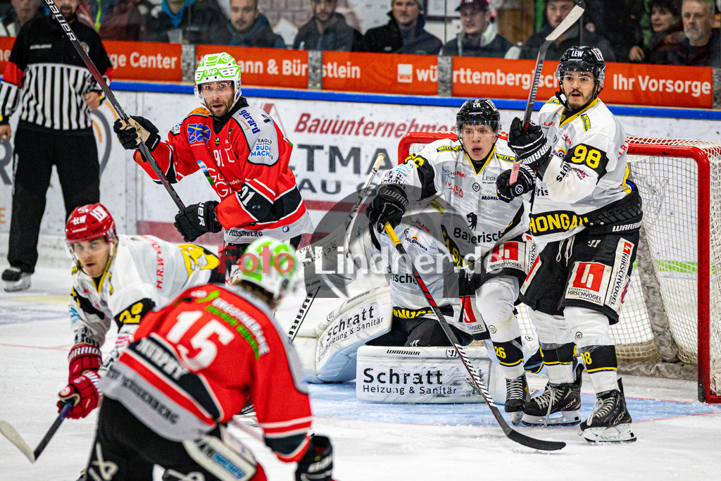 TSV Peißenberg MINERS gegen EA Schongau | Eishockey Bayernliga Herren Vorrunde 2024/25, TSV Peißenberg MINERS gegen EA Schongau, 20241031,Verkehr vor dem Tor der MAMMUTS,2024-10-31 in Peißenberg (Eisstadion Peißenberg)Philipp KEIL (MAMMUTS 98), Jan MÜLLER (MAMMUTS 26), Dominik EBENTHEUER (MINERS 91)Copyright: WolfgangxLindner foto-lindner.de