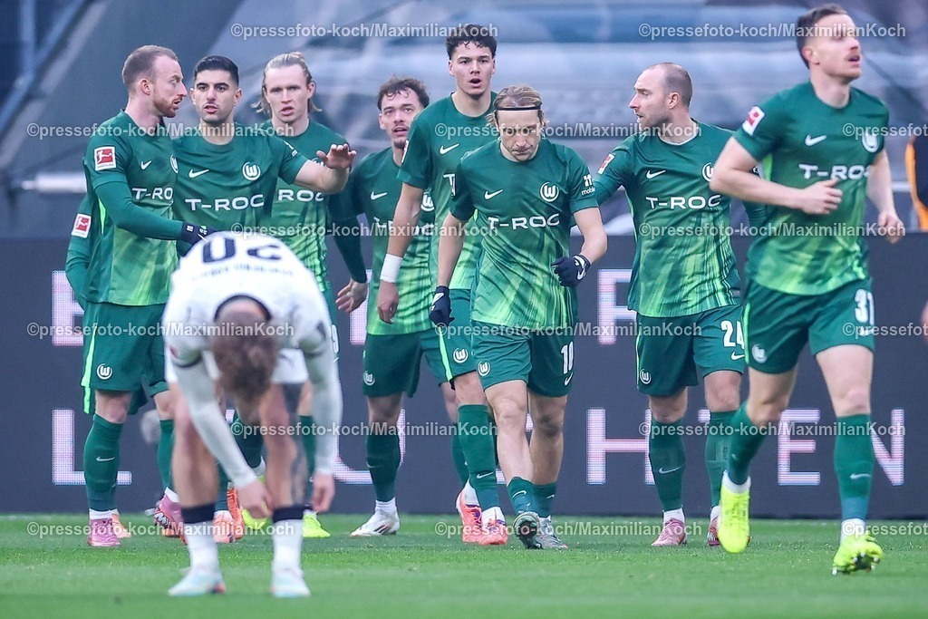 BMG13122501018 | 13.12.2025, Fußball, Borussia Mönchengladbach - VfL Wolfsburg, 1. Fußball Bundesliga, 14.Spieltag, Borussia-Park, Saison 2025 2026: Torjubel nach dem Tor zum 1:0 durch Torschütze Patrick Wimmer&nbsp;(VfL Wolfsburg #39)     DFB regulations prohibit any use of photographs as image sequences and or quasi-video.