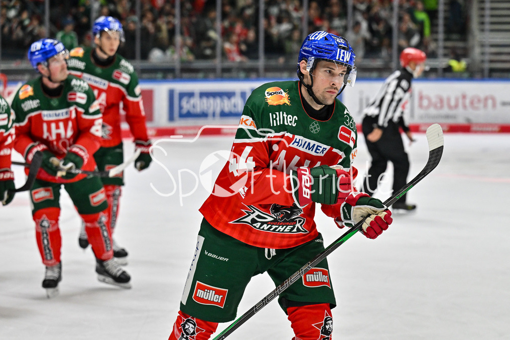 Augsburger Panther - Kölner Haie | Der Anschluss fuer die Panther / Jubel nach dem Treffer zum 4-6 druch Nolan ZAJAC (Augsburger Panther #44) / Freude / Happy / Tor / Torschuetze