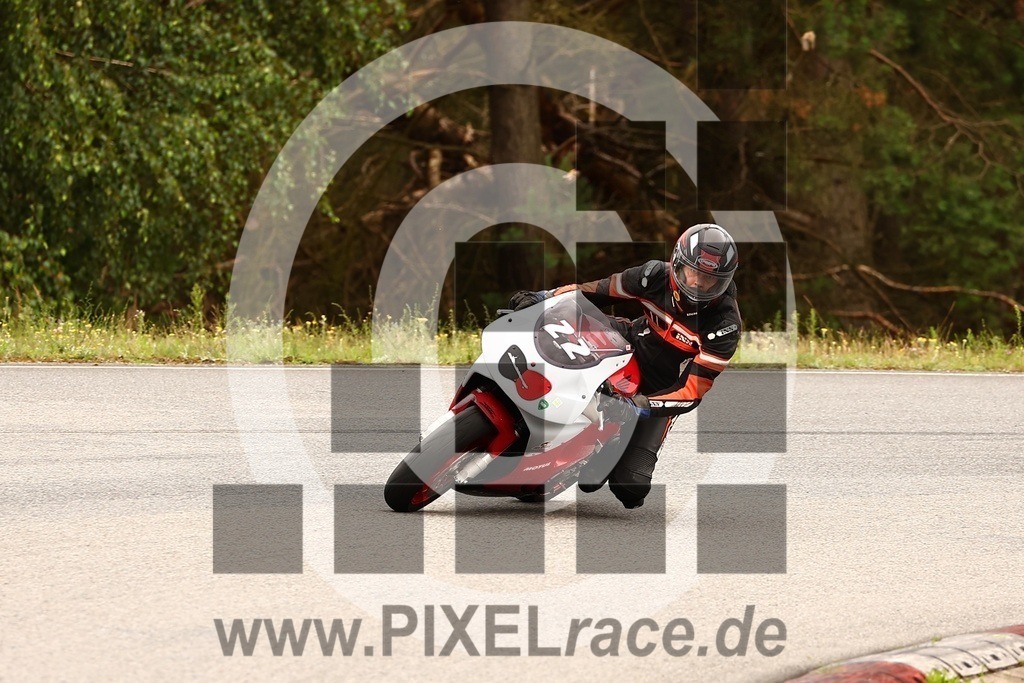 0022-20250726_01790 | Schöne Erinnerungen an spannende Momente - das festzuhalten ist unser Job. PIXELrace.de ist seit 2003 auf den Rennstrecken Europas unterwegs um die Action draußen beim Fahren und die wunderbare Stimmung imm Fahrerlager für euch einzufangen.