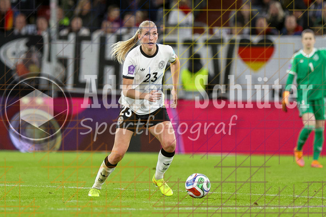 Deutschland vs Frankreich - Halbfinale - UEFA Women's Nations League | Düsseldorf, Deutschland, 24.10.25:   Camilla Küver ( Deutschland ) in Aktion am Ball, Einzelaktion waehrend des Halbfinals der UEFA Women's Nations League zwischen Deutschland vs Frankreich in der Merkur-Spiel-Arena(Foto von Brauer-Fotoagentur / Adrian Schlueter)