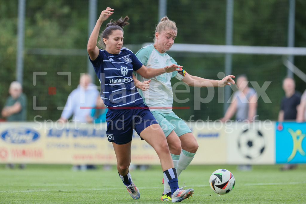 Fussball, Testspiel Frauen, Hamburger SV - SV Werder Bremen | v.li.: Almudena Sierra (Hamburger SV, 24) und Michelle Ulbrich (SV Werder Bremen, 5) im Zweikampf, Duell, Dynamik, Aktion, Action, Spielszene