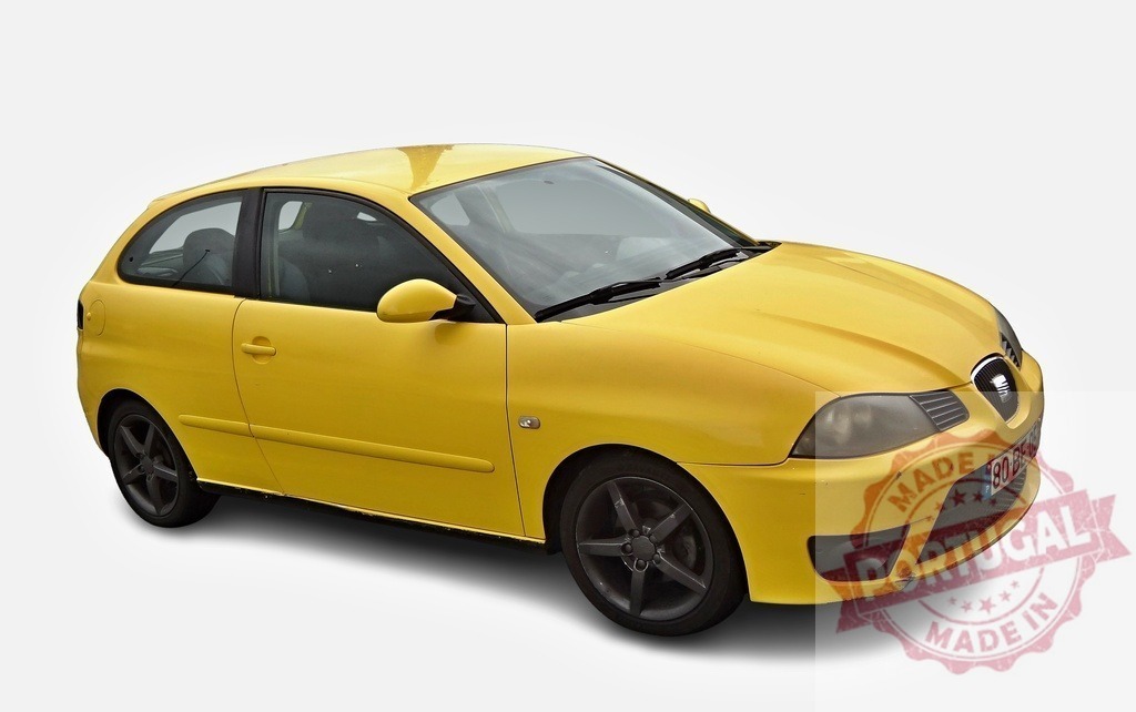 Yellow Seat Ibiza car parked on white background | Modern yellow Seat Ibiza car parked on a white background - Realisiert mit Pictrs.com