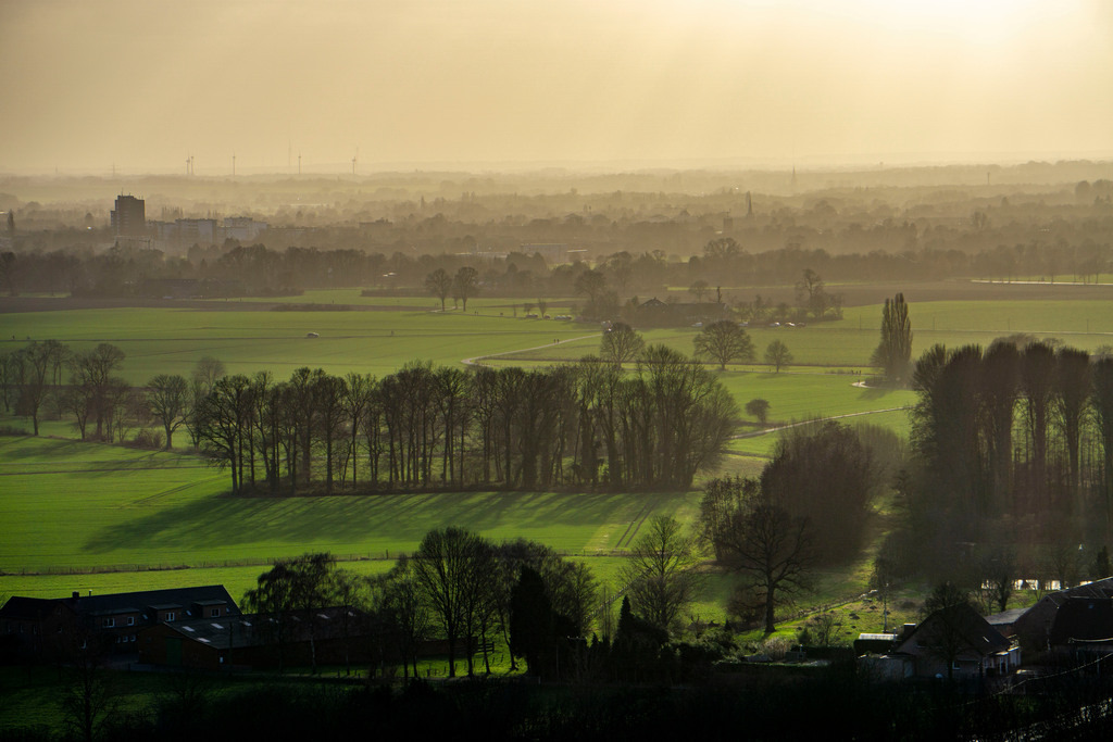 JT-220130 | Blick von der Halde Norddeutschland in Neukirchen-Vluyn, eine Bergbau Bergehalde, heute Landschaftspark, Blick über die Niederrhein Landschaft nach Südwesten,  NRW, Deutschland - Realisiert mit Pictrs.com