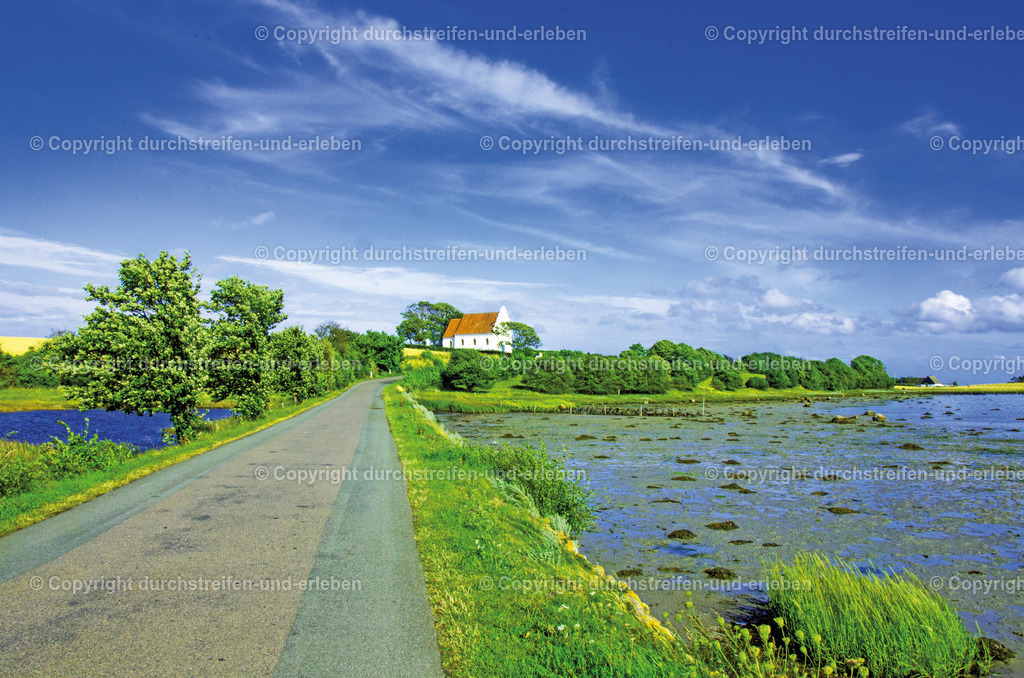 Schmale Straße nach Langøre | Eine schmale Straße führt durch Marschlandschaft nach Langøre auf der Insel Samsø im Kattegat in Dänemark. - Realisiert mit Pictrs.com