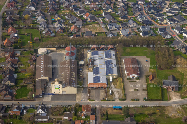 Lippetal240307197 | Luftbild, Gewerbegebiet, Agrarhandel Herzfeld RWM Raiffeisen Westfalen Mitte eG, Landhandel Willenbrink und MTK Möbel Gebr. Kraienhemke GmbH mit Solardach, Bürgerhaus und Wohngebiet, Lippetal, Herzfeld, Nordrhein-Westfalen, Deutschland