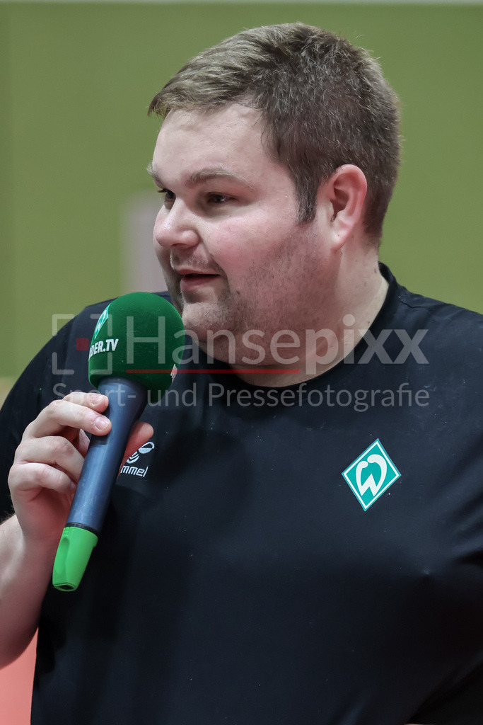 Handball, 2. Bundesliga Frauen, SV Werder Bremen - TSG 1846 Mainz-Bretzenheim | v.li.: Timm Dietrich (Trainer, Cheftrainer, SV Werder Bremen) während der Pressekonferenz nach dem Spiel, Portrait, Nahaufnahme, Einzelfoto, Einzelbild