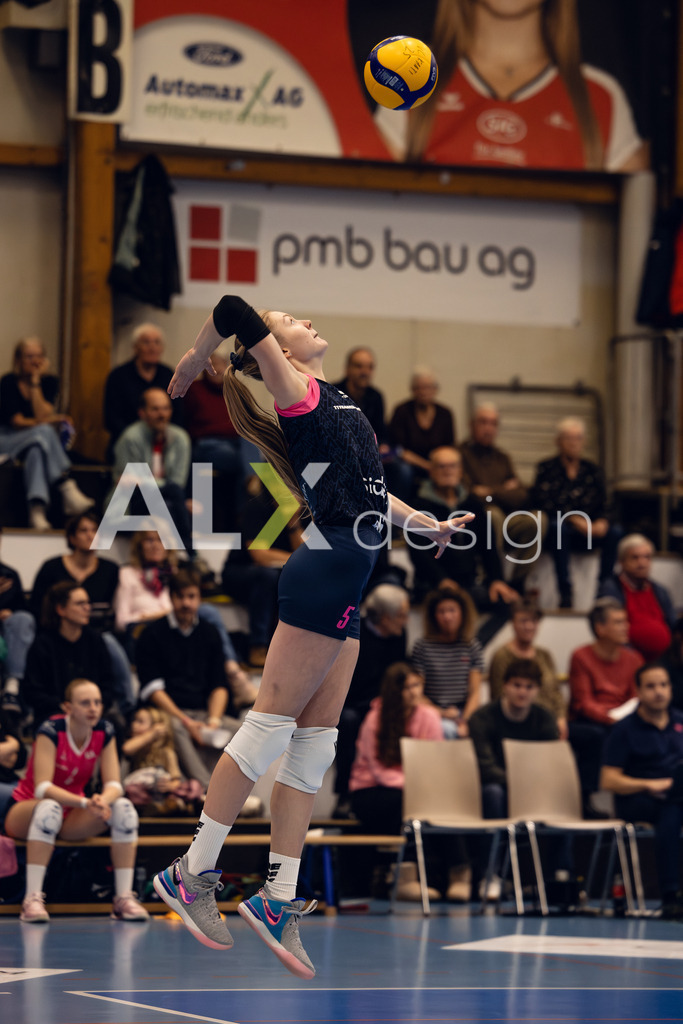 Volleyball I Frauen I Saison 2025-2026 I Volleyball NLA | Women I Round 14 I VC Kanti Schaffhausen - NLZ Volleyball Academy Zürich I 16.01.2026 | NLZ Volleyball Academy - 5 Zlata Dobryn (UKR) – Mittelblock - Realisiert mit Pictrs.com